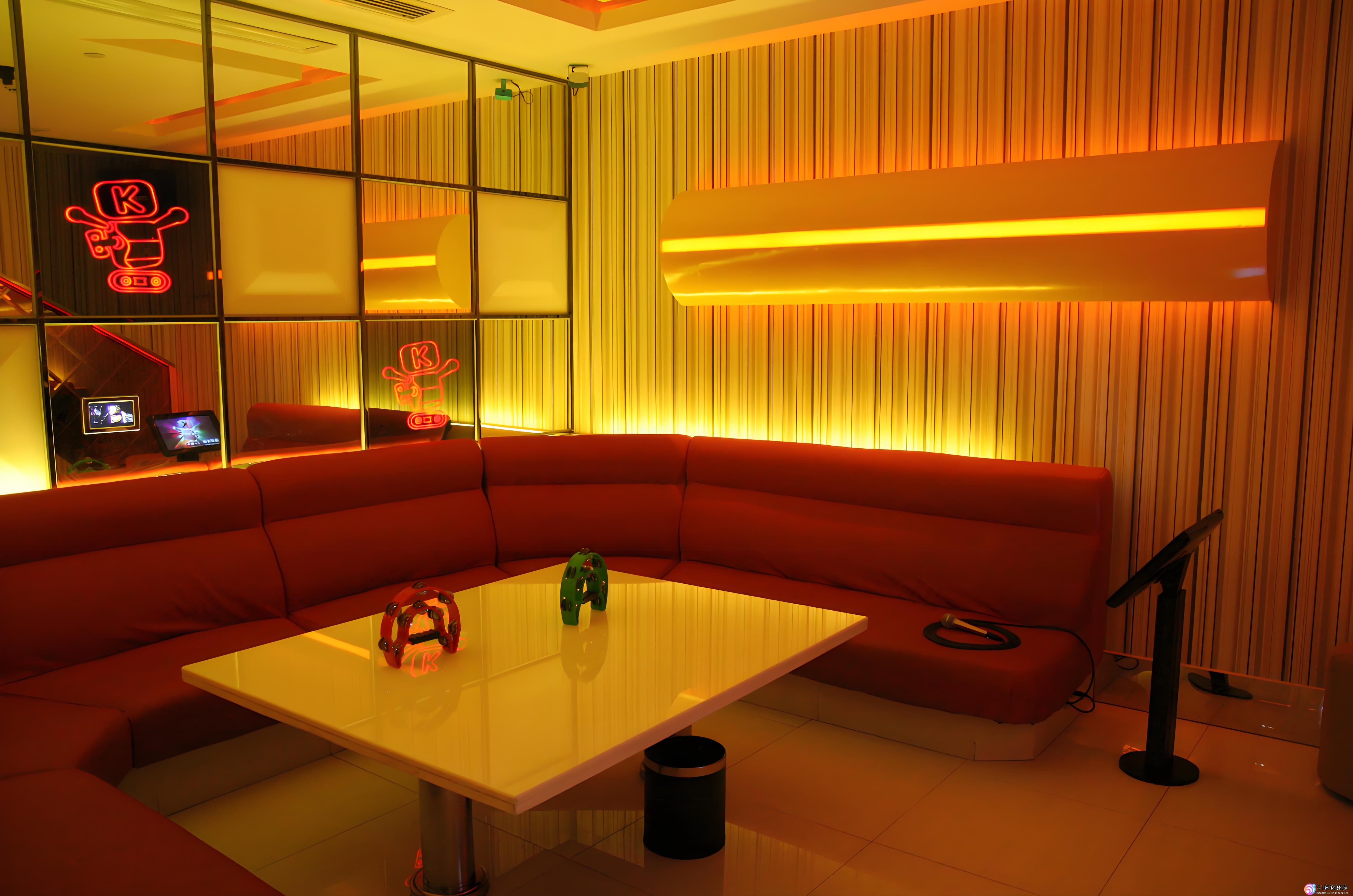 提升夜场社交技能：如何用高情商夸赞让人如沐春风